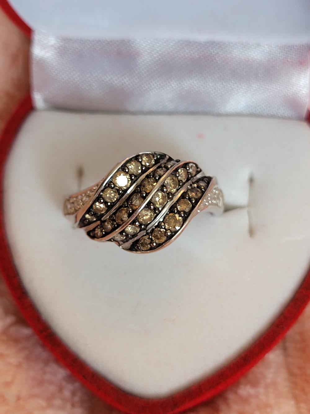 Beautiful 10k White Gold CHOCOLATE and White Diamond Ring. 1.00tcw
